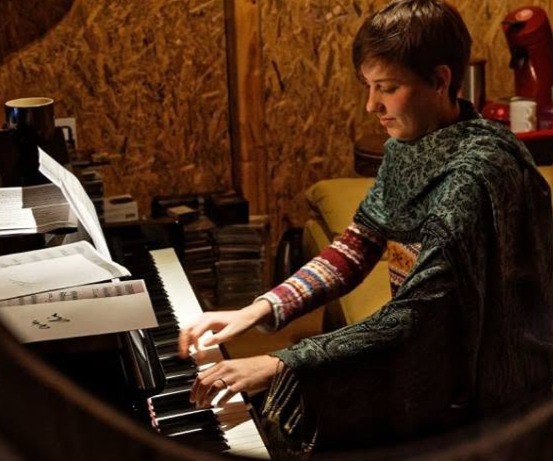 Louise Walspeck dispense les cours individuels de piano aux débutants comme aux élèves ayant déjà un niveau confirmé. Formée au Conservatoire de Calais, notamment auprès de Pascal Gaillard, elle sort de ses études avec les félicitations du jury. Egalement titulaire d'un master en lettres modernes, d'une formation d'écrivain public, tous obtenus mention très bien, elle allie connaissance des arts et des lettres. Elle se produit régulièrement en formation sonate avec le violoncelliste Vincent Le Tortorec. Crédit photo : Pierre Thouvenot